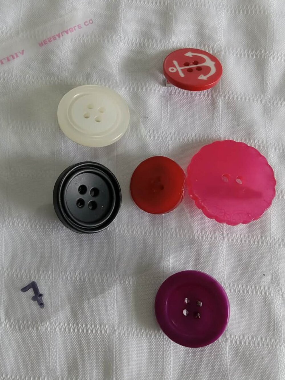 Set 7 : six handmade brooches with acrylic buttons